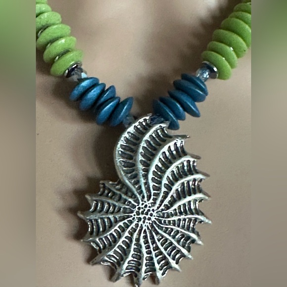 22 inch green and blue beachy necklace NWOT - Picture 13 of 15